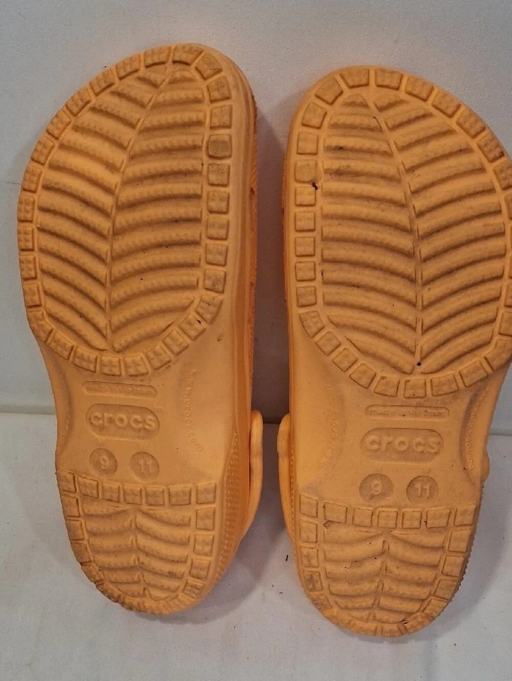 Mens/Womens CROCS Classic Clog in Bright Orange. Single Strap